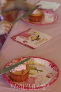 Decorating cupcakes from Happilyevermom