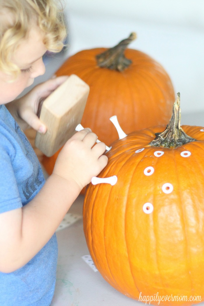 How did I not think of this?! What a great twist on this classic activity for kids. How to set up hammering pumpkins with toddlers and preschoolers with a fun new twist. See the video to see this activity in action. Super fun and engaging for kids!