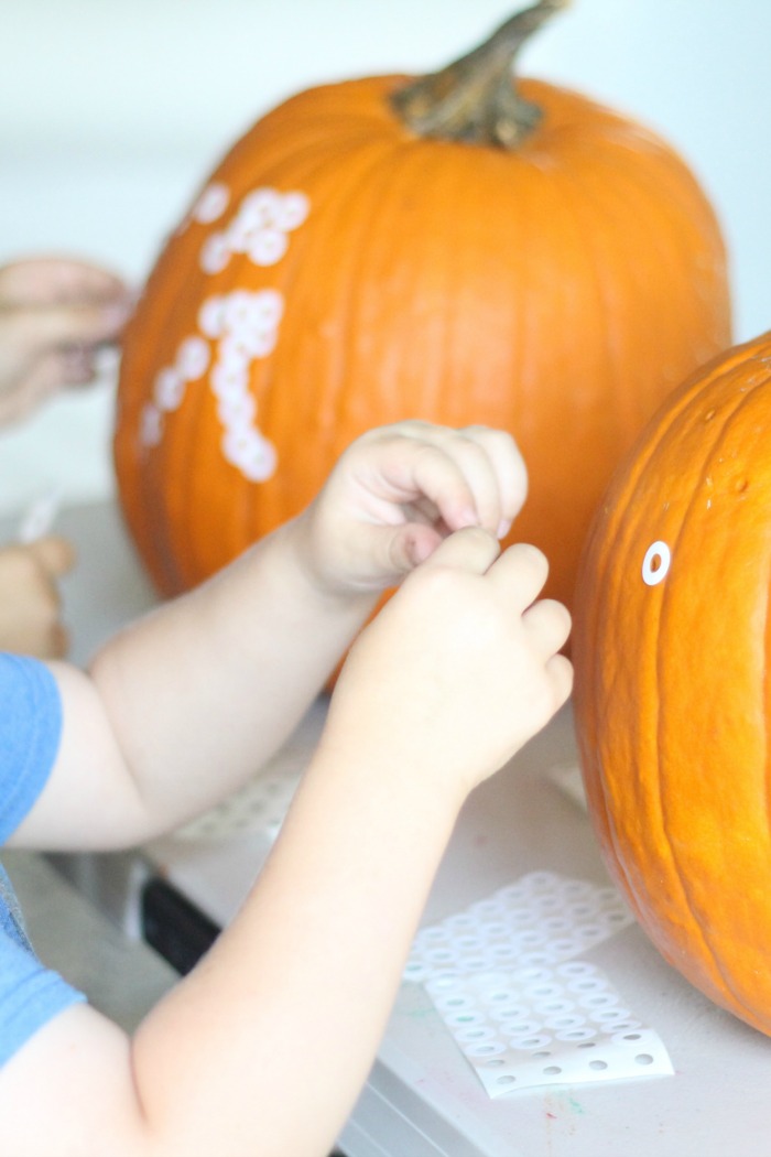 How did I not think of this?! What a great twist on this classic activity for kids. How to set up hammering pumpkins with toddlers and preschoolers with a fun new twist. See the video to see this activity in action. Super fun and engaging for kids!